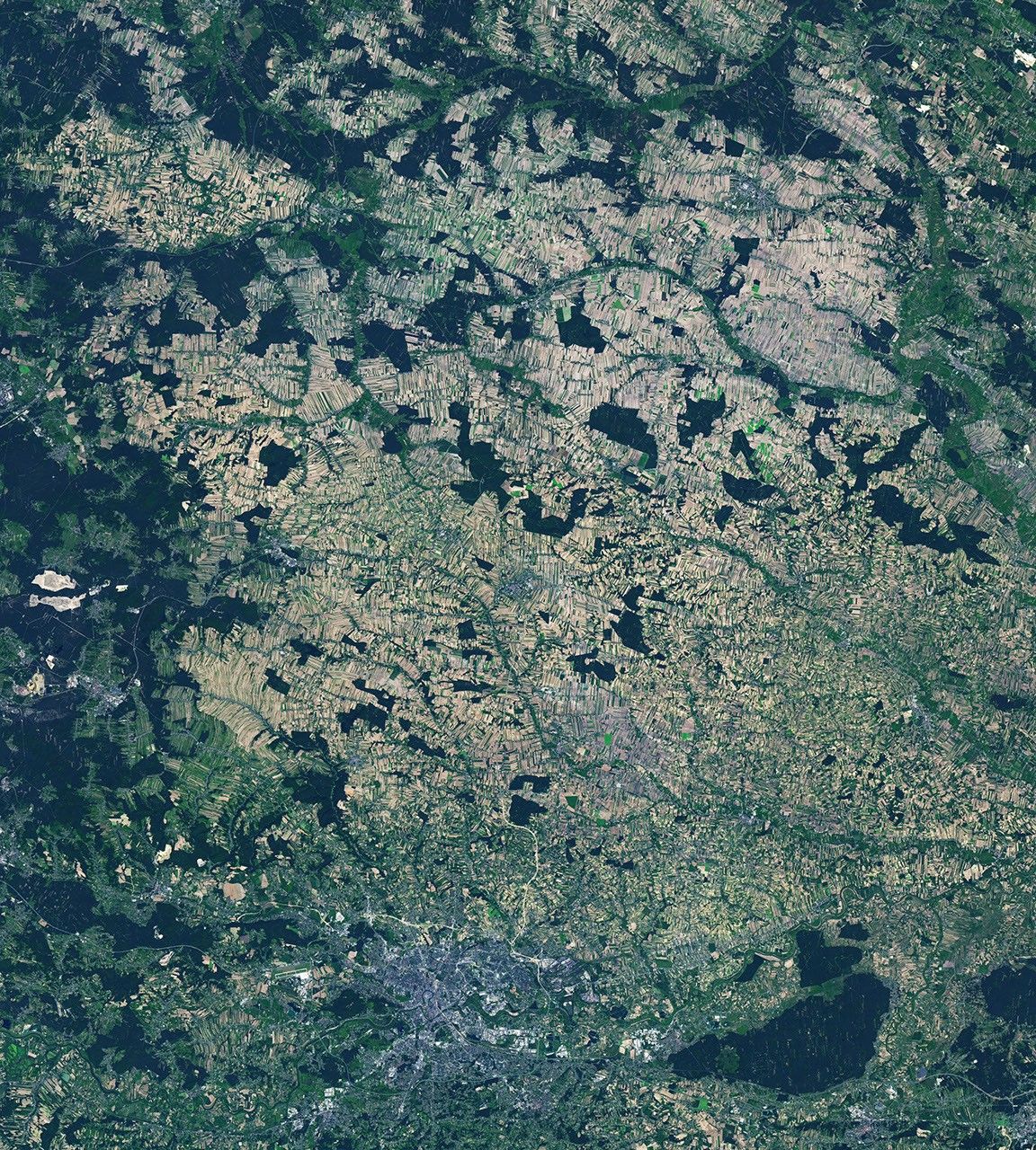 Imagen satelital Landsat (NASA Earth Observatory) de un territorio agrícola, usada como referencia visual del tipo de evidencia satelital que integra el sistema